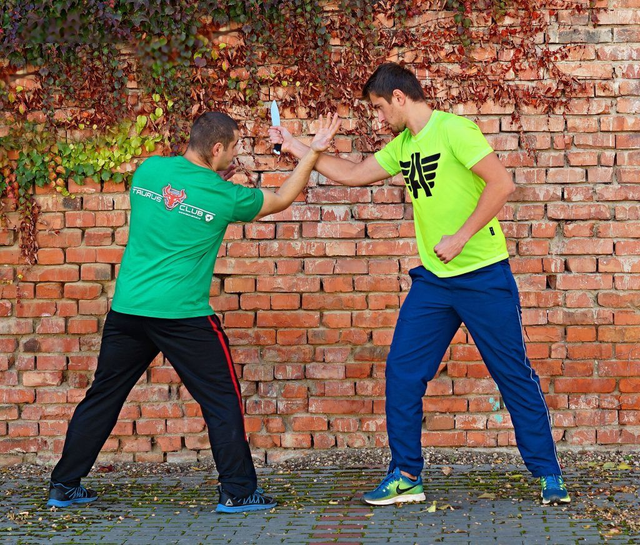 Sebeobrana proti noži