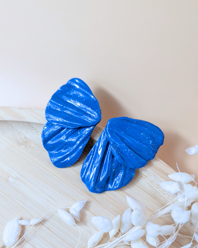 Heidi 2 pétales - Collection bleu - Boucles d’oreilles artisanales en pâte polymère et résine