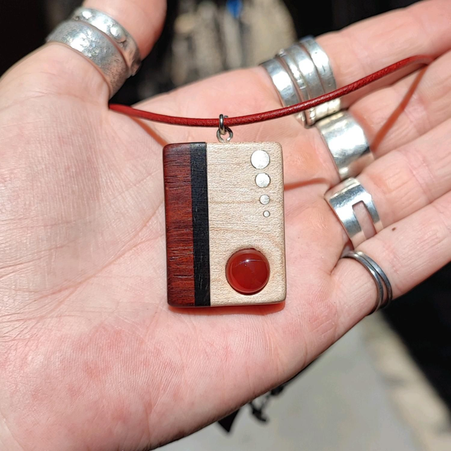 Pendentif Rectangle en Bois de Padouk, Ébène du Gabon, Sycomore, Argent, Cornaline et Cordon Cuir