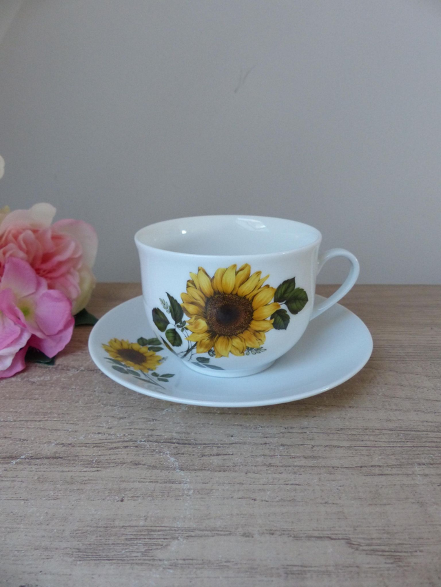 Ensemble tasse et soucoupe en porcelaine de Sologne – Décor tournesol – Fabriqué en France – Cadeau pour maman ou décoration maison campagne