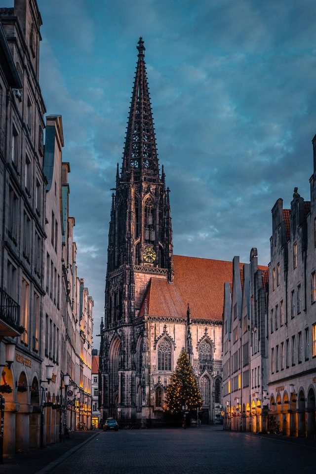St. Lamberti mit Weihnachtsbaum