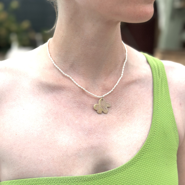 Collier perles d’eau douce & pendentif fleur en céramique marbrée rose et jaune