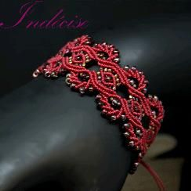 Bracelet ajustable macramé rouge et perles cuivre