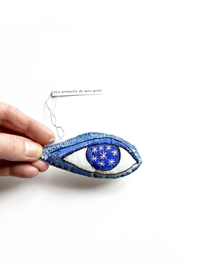 Grigri œil bleu brodé main