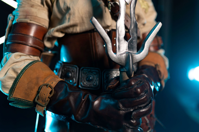 Gants en cuir, couture sellier au lin poussé, cuir teint, motifs fait par repoussage, fait entièrement main, pour femme taille M 