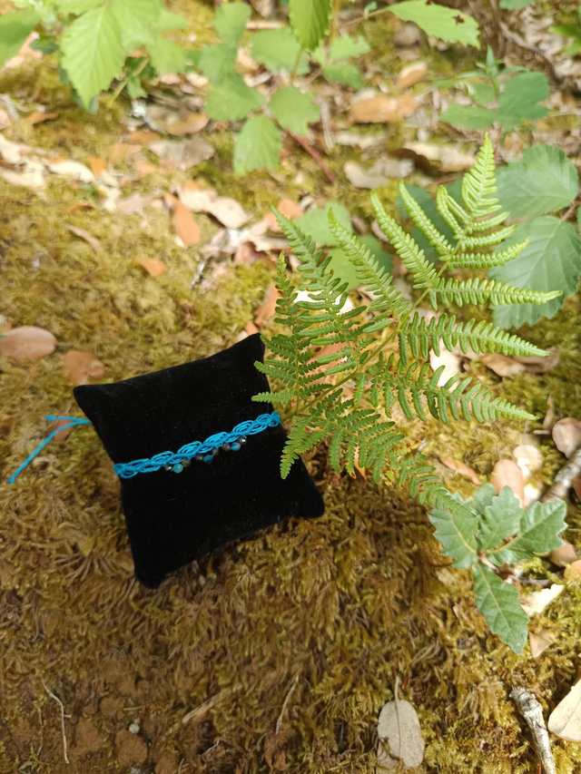 Bracelet bleu avec perle apatite et obsidienne doré 