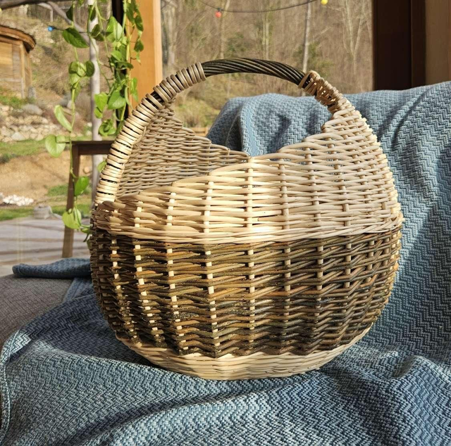 Panier boule en osier brut et blanc