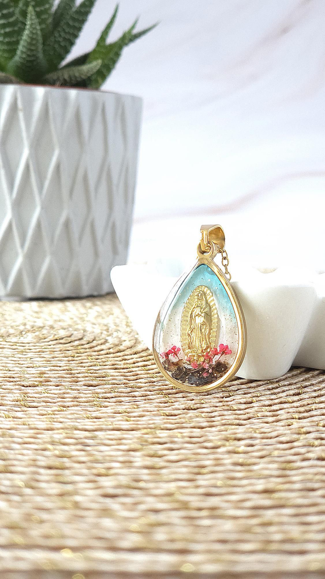 Collier Vierge Marie sous un ciel bleu