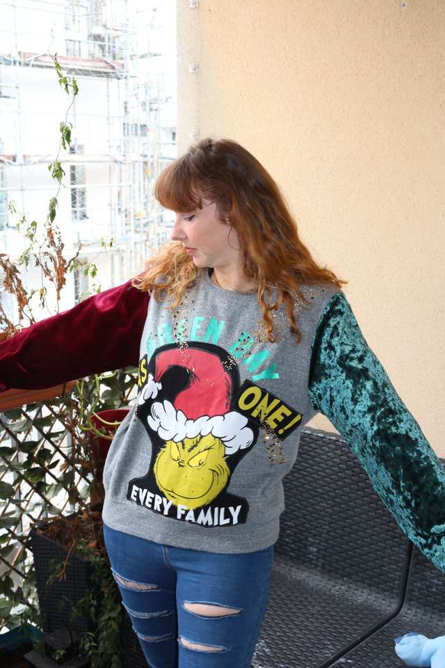 Pull de Noël Upcyclé "Grinch Reworked" T.L - Manches Velours Asymétriques (Rouge/Vert)
