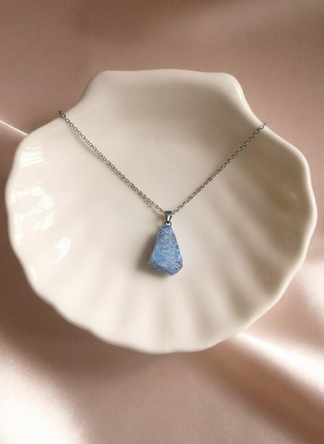 Collier en anatase en pierre brute