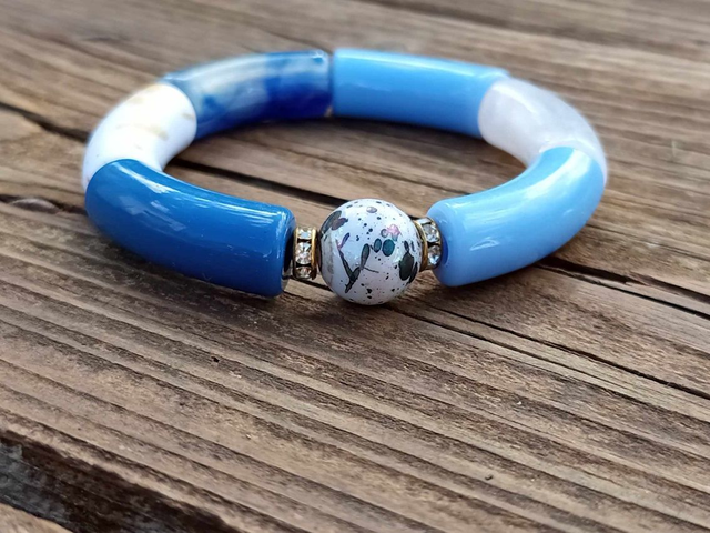 Bracelet perles tubes incurvées acrylique Uma Neela