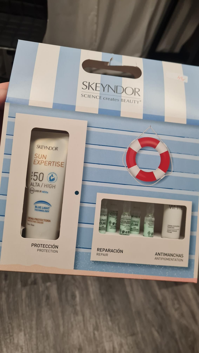 SET Denný hydratačný krém s SPF50 s BLUE LIGHT techn. 75ml + 7x2ml SOS ampulka + bieliaci spot na pigmentácie 10ml