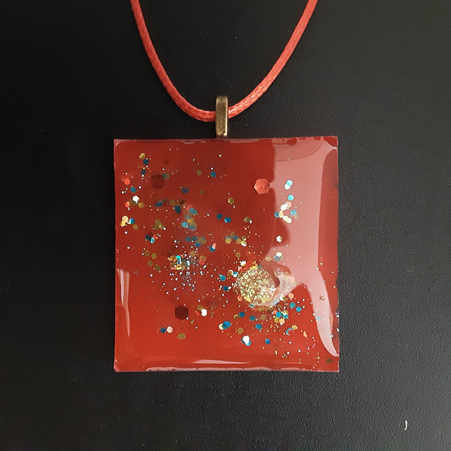 Pendentif grand carré collection Mouna paillette fond rouge et paillette rouge bleu et jaune avec cabochon or