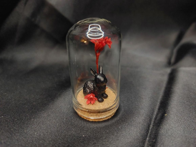 Mini-cloche lapin noir et rouge