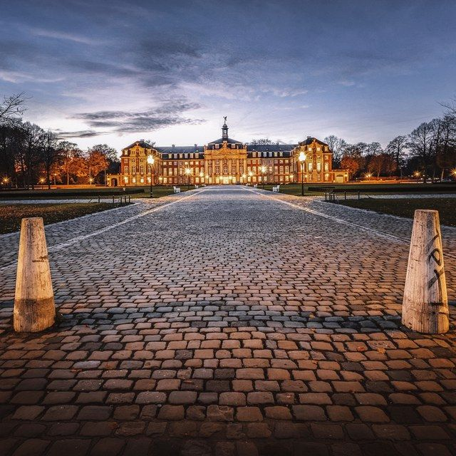 Pflasterweg zum Schloss