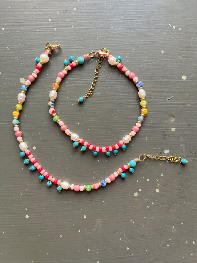 Bracelet colorés à petites breloques 