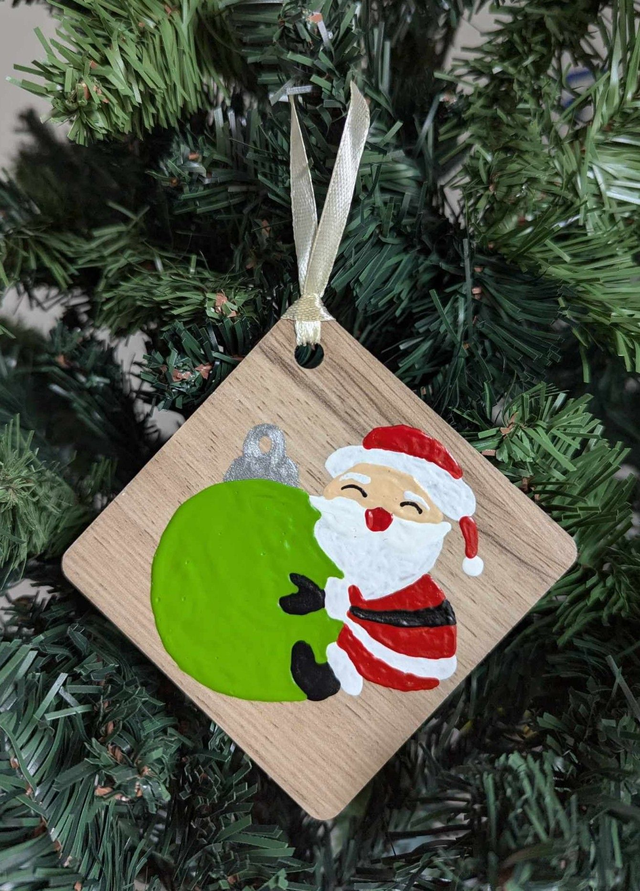 Père Noël et sa boule de Noël 2024