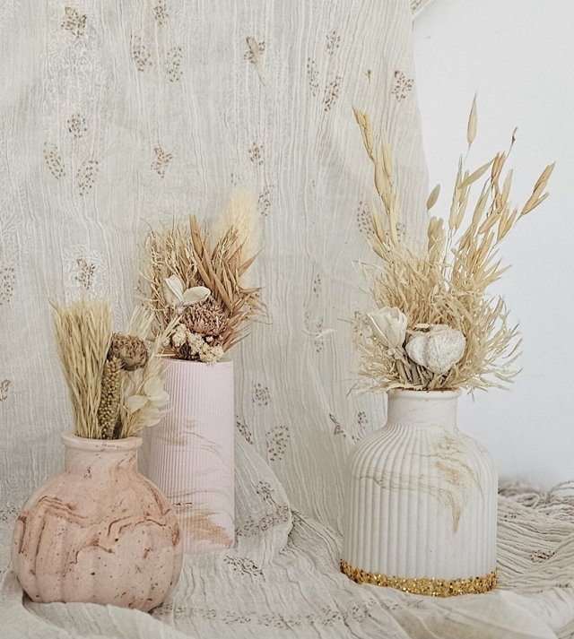Vase avec fleurs sèches