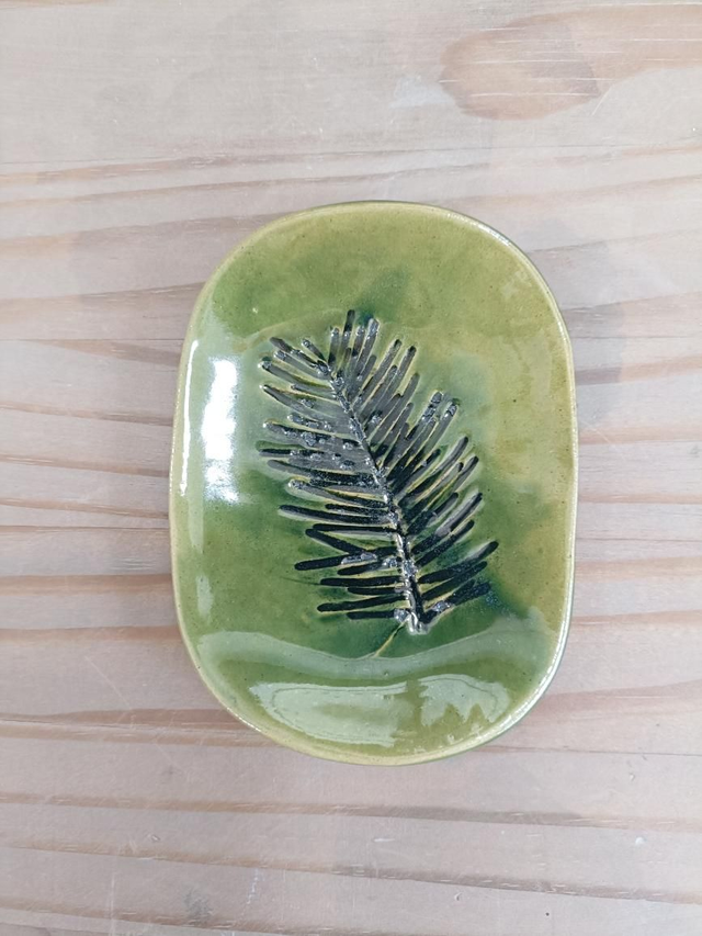 Porte savon en grès avec  empreinte de sapin 