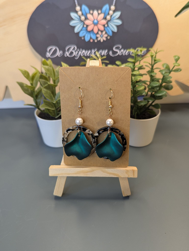Boucles d'oreilles avec 2 pendentifs, cercle en résine coloré blanc et noir et pétale vert à l'intérieur.