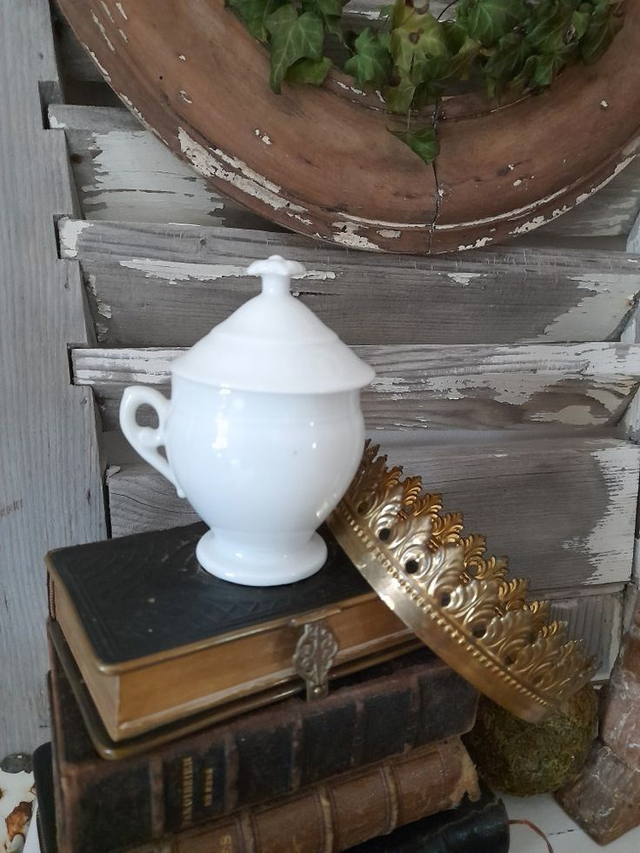 Petit pot de crème ancien en opaline blanche