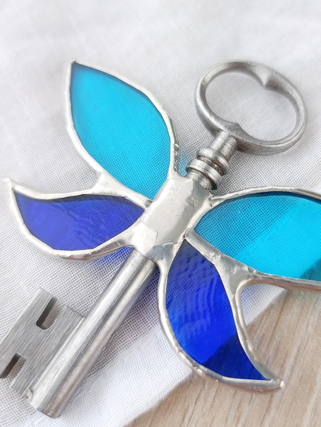 🗝️ Clé féerique "Fae" bleue en vitrail