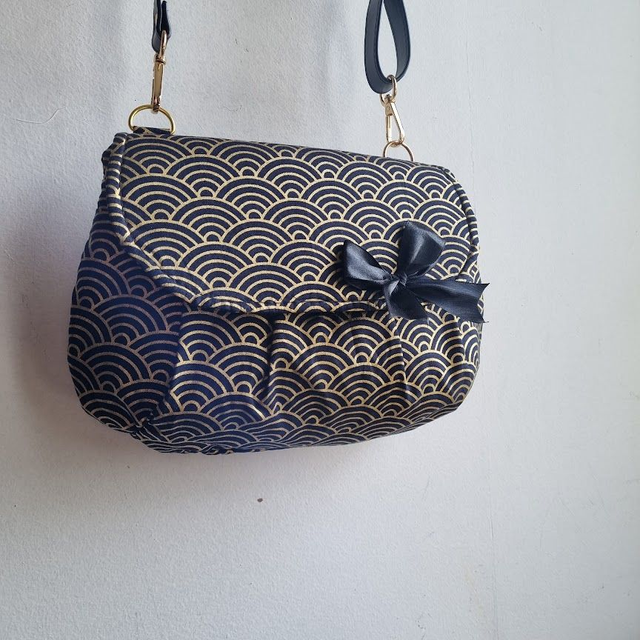 Sac forme pochette "Nami" noir doré