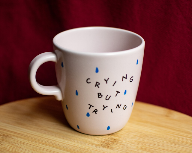 Duży różowy kubek "crying but trying"