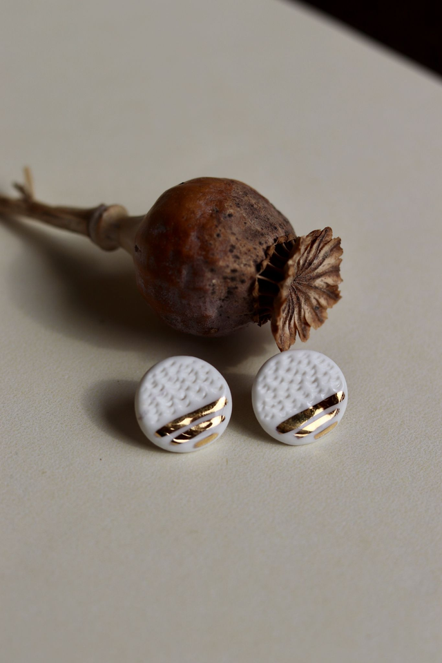 Puces d’oreilles en porcelaine et or