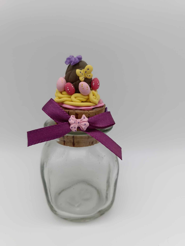 Petite bonbonnière de Pâques avec décorations en porcelaine froide