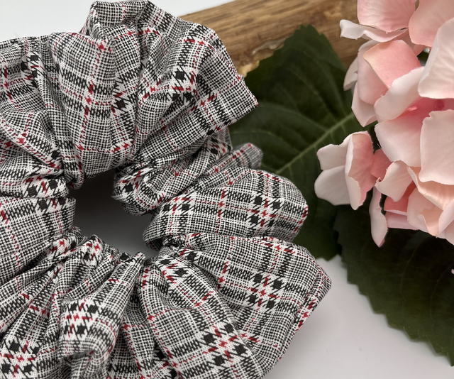 Scrunchie Haargummi grau rot kariert