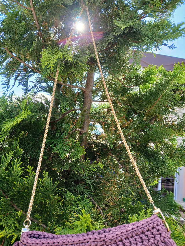 Sac bandoulière bohème au crochet prune avec perles dorées – création artisanale chic