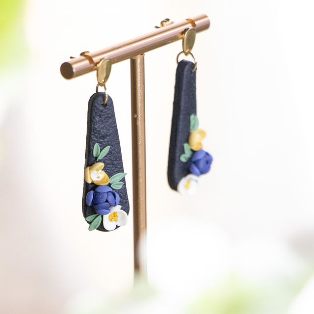 Cottage Core Statement-Ohrringe aus Polymerton, handgemacht, mit Blumen in blau, weiß und gelb