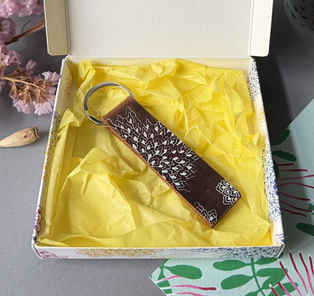 Schlüsselanhänger Rindsleder Siebdruck weiß (inkl. Geschenkbox)