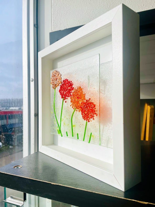 Oranje Rode Bolbloemen (Alliums) paneel 15x15 - op wit aluminium 25x25 - in wit houten dieptelijst