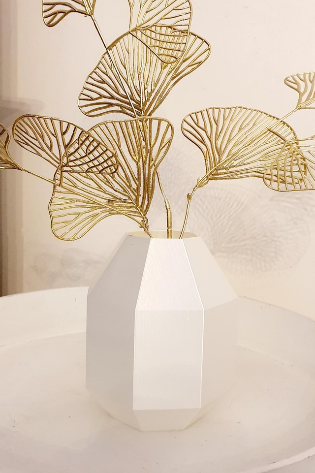 Vase géométrique blanc nacré