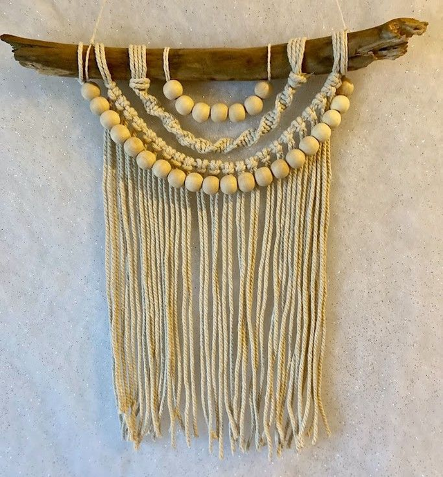 Suspension murale en macramé et perles de bois - Elégance naturelle