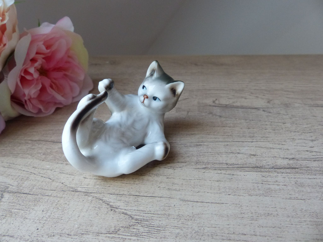 Figurine miniature chat beige et marron sur le dos Bone Chine Taïwan, Chat espiègle porcelaine, Collection chaton siamois joueur doux cadeau