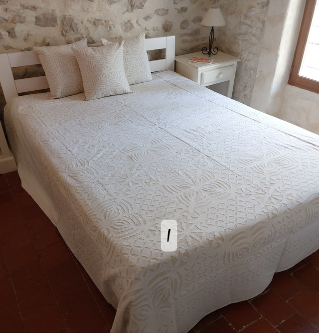 Couvre-lit double - Cutwork - Elégant en broderie ajourée  - Confectionné à la main – Artisanat raffiné pour une chambre chaleureuse 