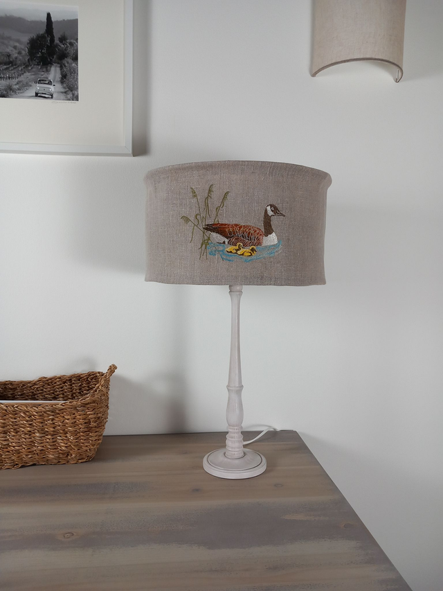 Abat-jour pour lampe de table en lin brodé - broderie "Oie et ses oisons".
