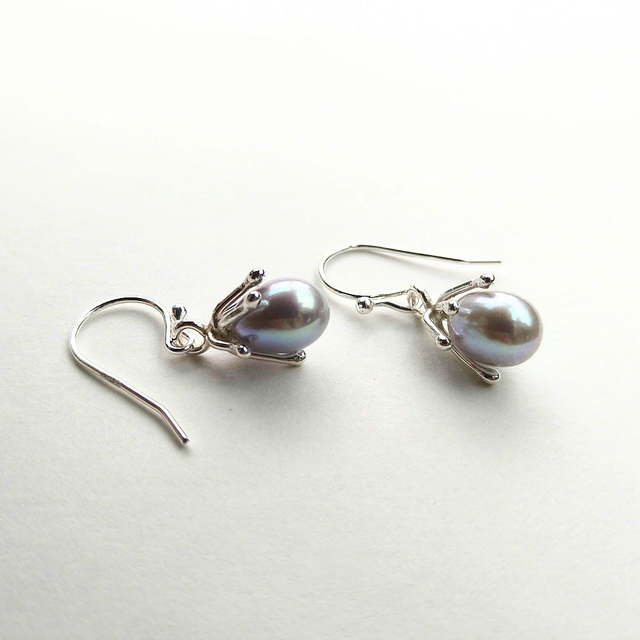 Zilveren oorbellen grijze parels