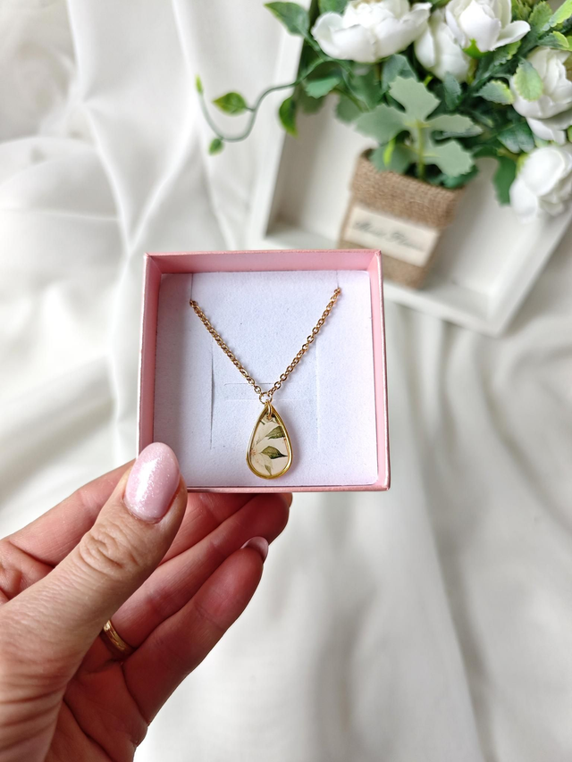 Ogrlica - Pozlačena kaplja s potiskom listov in vele cvetlice