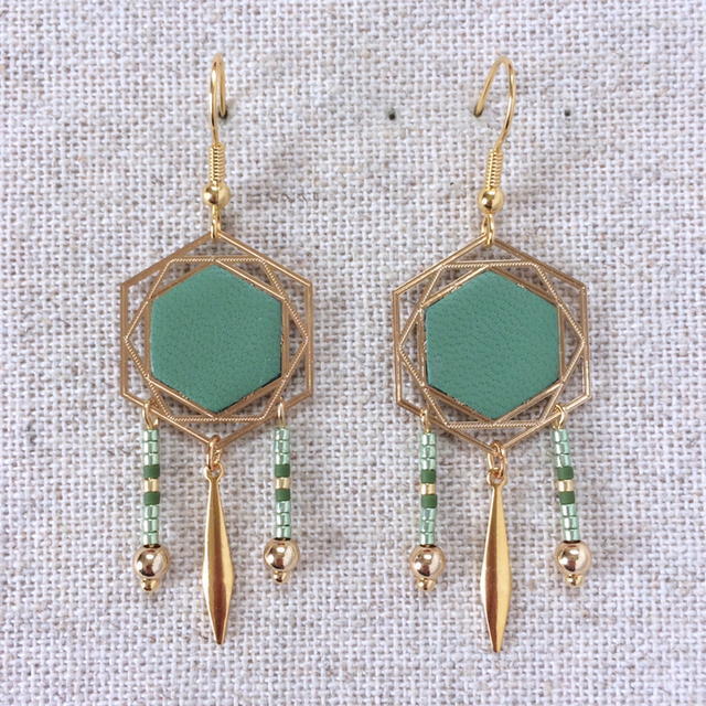 Boucles d’oreilles « Passacaille » dorées, cuir vert lichen et perles Miyuki assorties