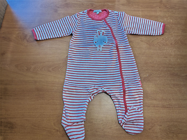 Pyjama rayé rouge en 12 mois