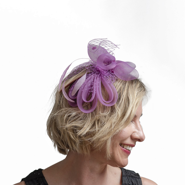 Lilasävyinen hatuke harsolla