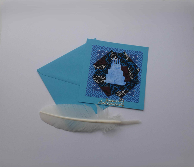 La carte artisanale au beau gâteau d'anniversaire