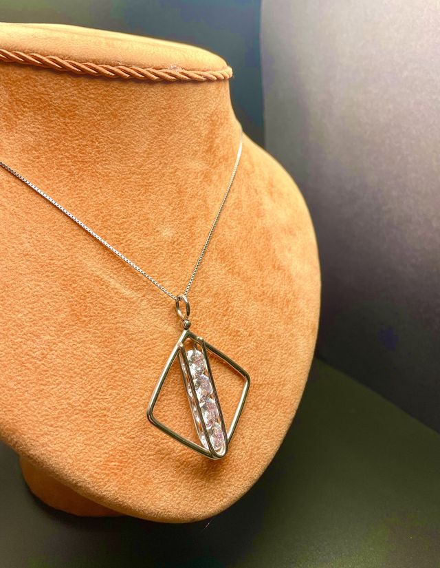 Eclissi Riflessa – Collana in Argento 925 con Ciondolo Geometrico e Zirconi