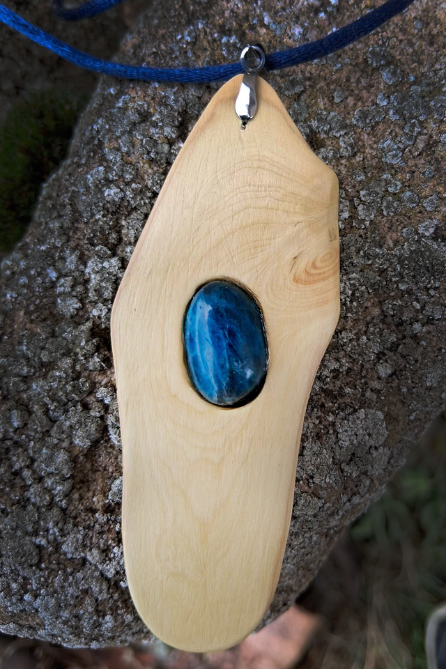 Pendentif en Buis et pierre naturelle