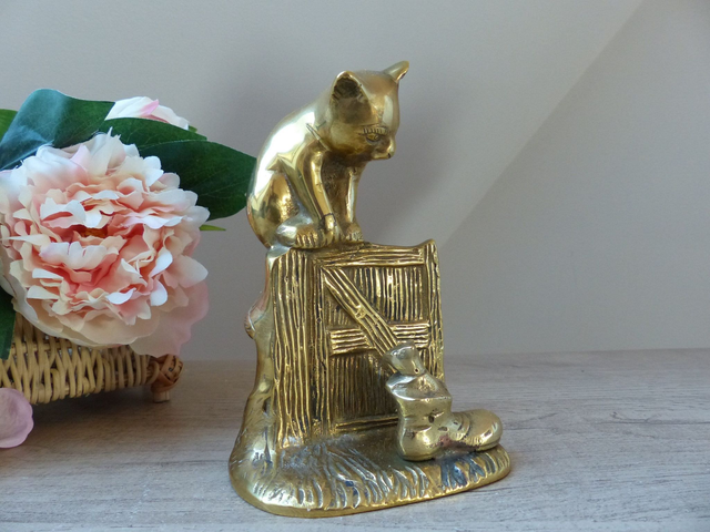 Figurine Vintage en Laiton Doré – Chat sur Clôture Regardant une Souris dans une Chaussure – Sculpture Artisanale Fait Main – Made in India