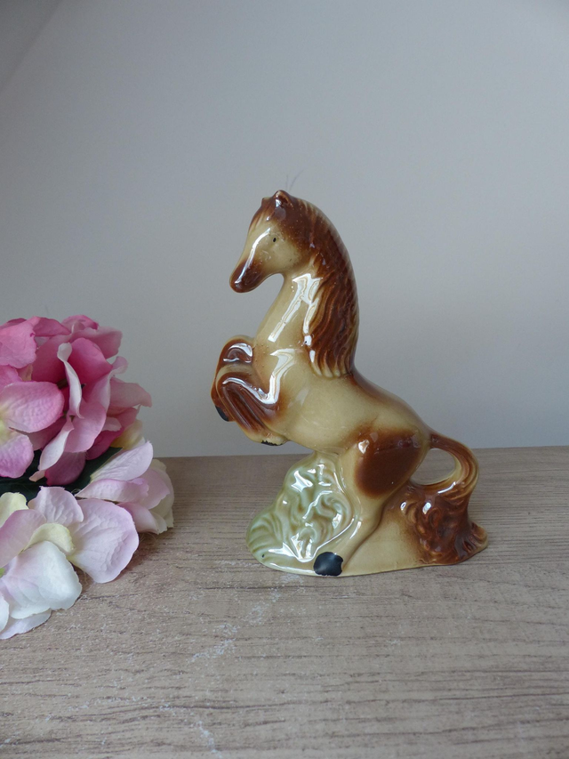 Statuette cheval cabré en porcelaine vintage – Fabriquée au Brésil, déco équitation bureau, ranch ou maison de campagne, collection équestre